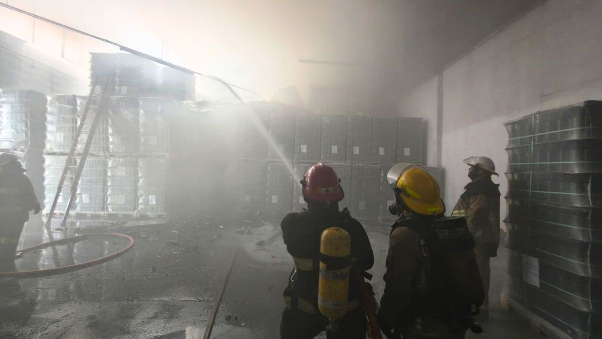 Fuerte incendio en un depósito de Guaymallén: alcanzó varios pallets y provocó derrumbes