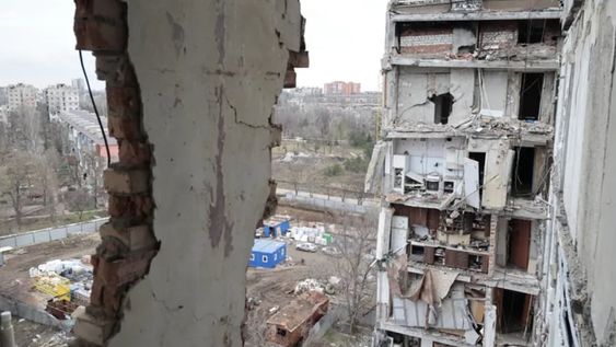 En la imagen, vista de un edificio de apartamentos dañado durante intensos combates en Mariúpol, una zona controlada por Rusia en la provincia de Donetsk, en el este de Ucrania, el 5 de enero de 2023.