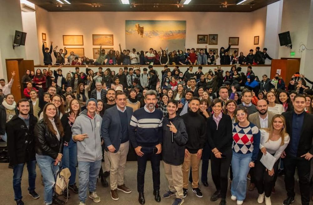 Jóvenes estudiantes aprendieron sobre procesos electorales y boleta única