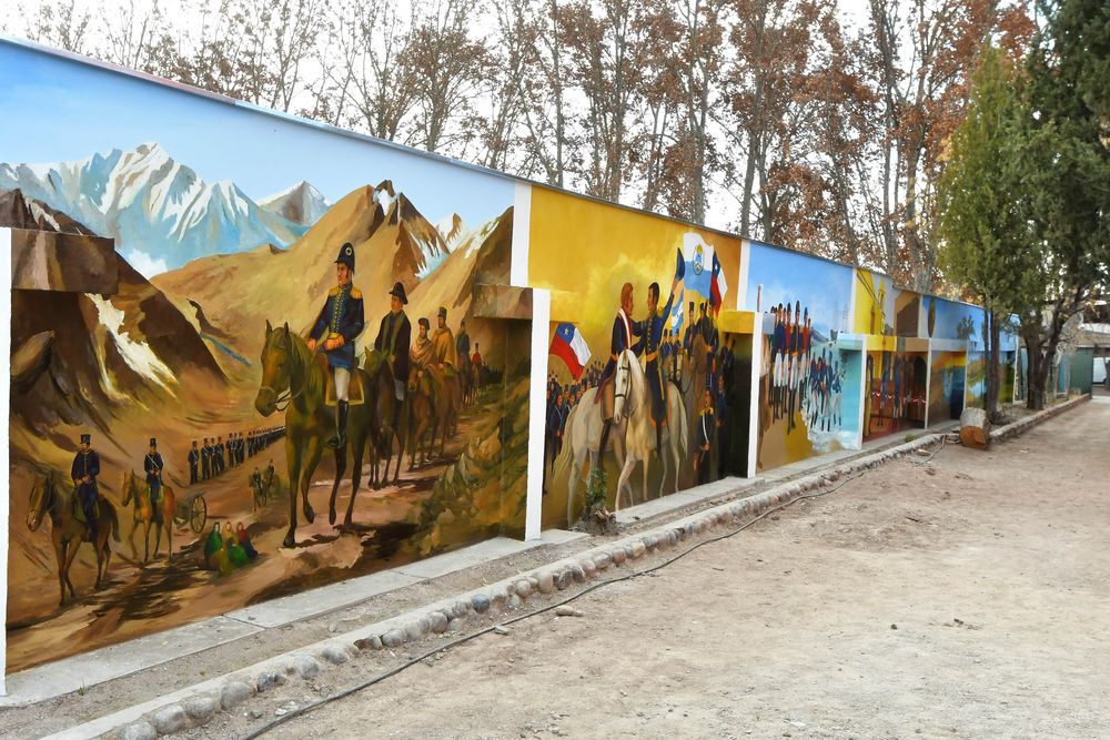 Arte en una finca: un mural de 70 metros evoca la campaña libertadora