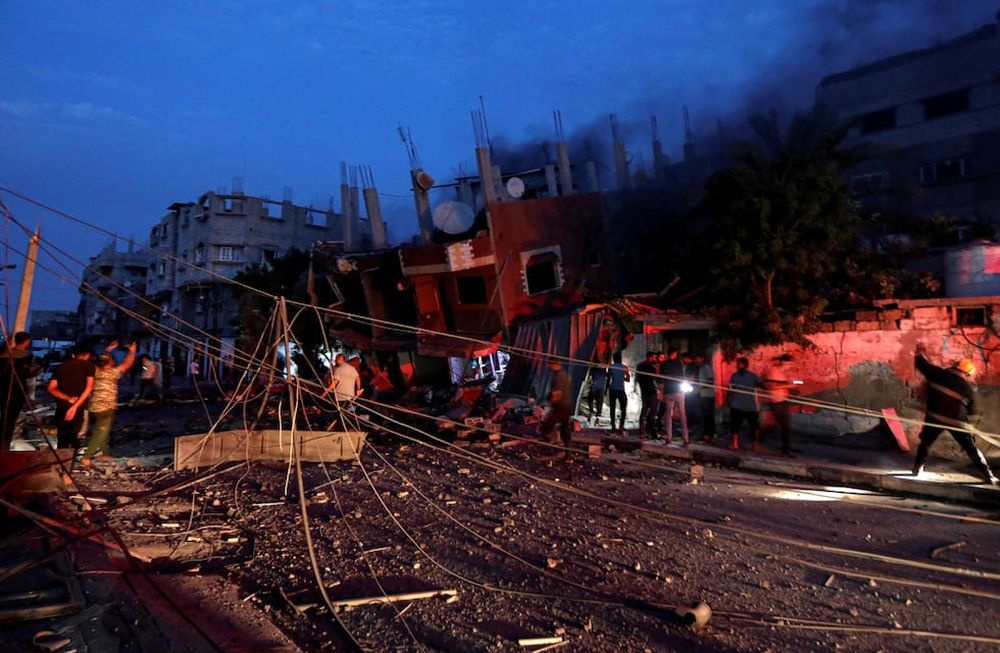 La ciudad de Khan Younis, en el suroeste de la Franja de Gaza, tras un ataque aéreo israelí. (AP / Yousef Masoud)