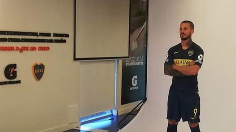 El mangazo de un ex Boca que recibió Darío Benedetto en la foto oficial del plantel