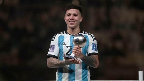 Enzo Fernández posa con el trofeo de mejor jugador de la final del Mundial Qatar 2022 en el estadio de Lusail. / EFE - Juan Ignacio Roncoroni
