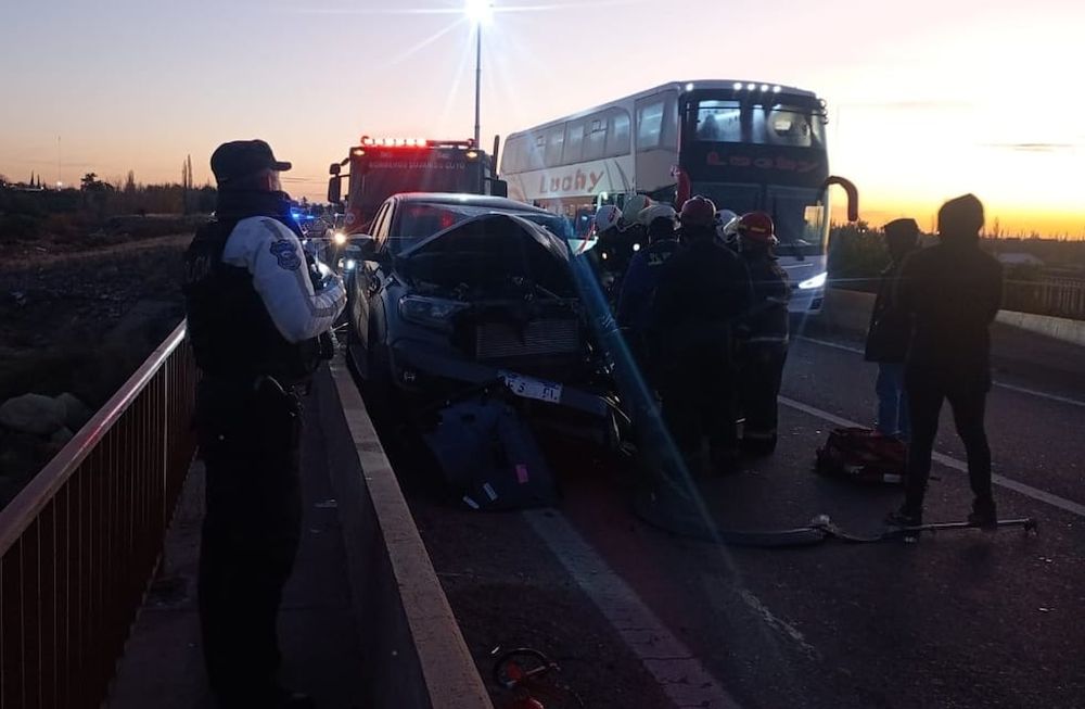 El conductor de una camioneta chocó de atrás a un colectivo el sábado en la ruta 40. Tenía 1.65 gramos de alcohol en sangre | Foto: Ministerio de Seguridad y Justicia
