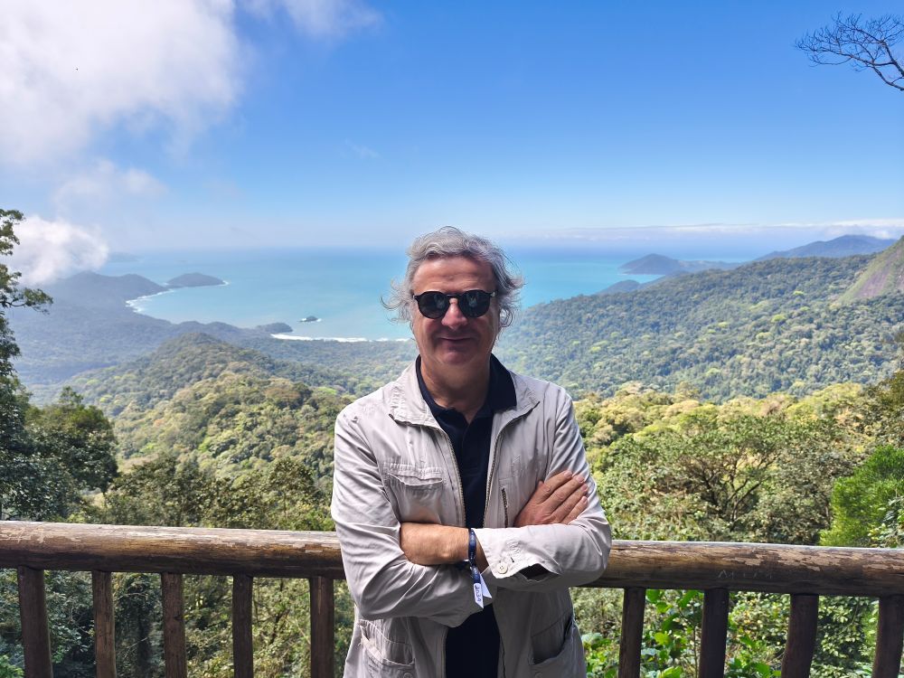 El autor con la Bahía de Castelhanos al fondo.