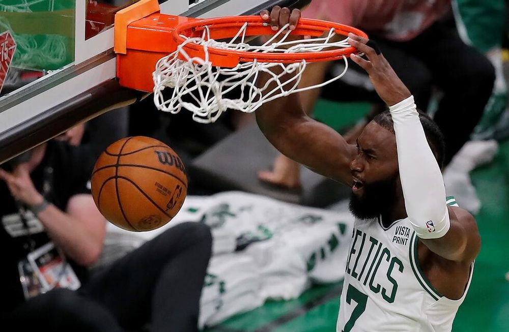 Jaylen Brown, escolta de Boston Celtics, y una volcada que levantó al TD Garden, el estadio que recibió el tercer juego de la final de la NBA. (AP)