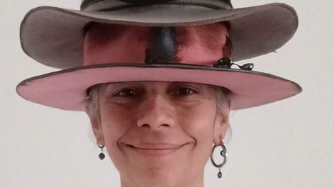 María Fernanda Román Valverde, sombrerera.