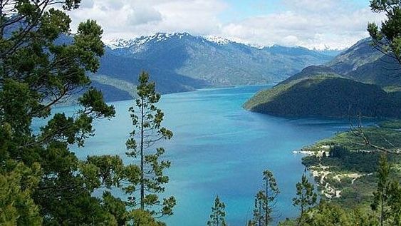 la escapada perfecta despues de los 50: como es el lugar con lago turquesa, aire puro y paisajes que ayudan a bajar un cambio
