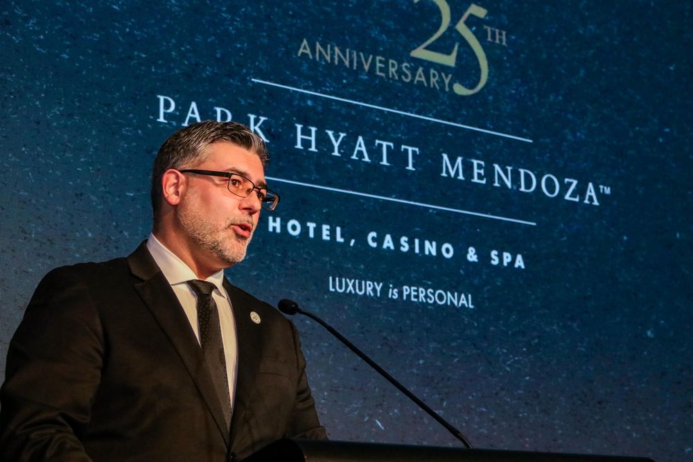 Miguel Urmeneta, gerente general de Park Hyatt Mendoza, agradeció al equipo, a los huéspedes y a la comunidad mendocina durante su discurso aniversario. 