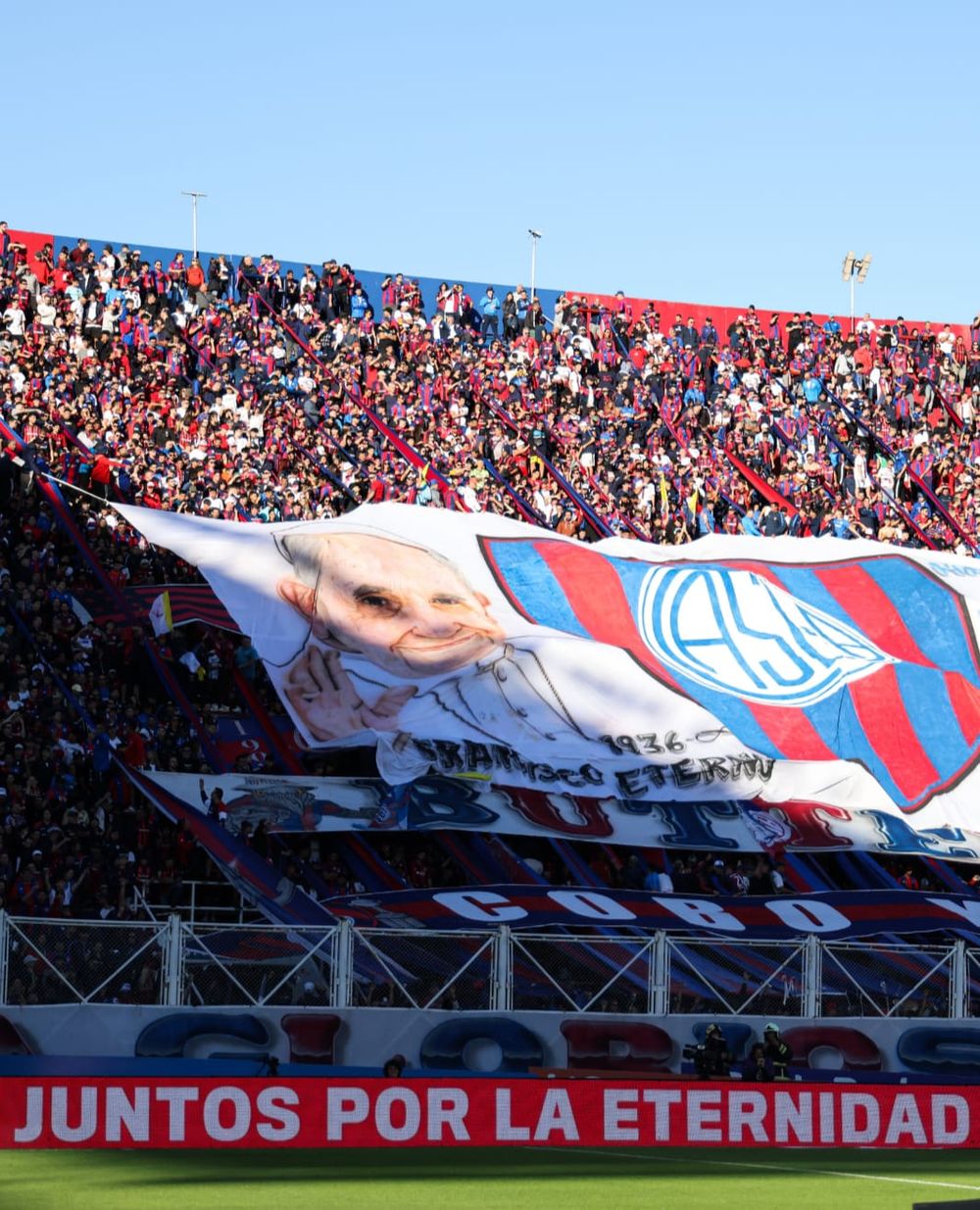 Una enorme bandera con e rostro del Papa Francisco desplegó la hinchada del Ciclón.&nbsp;