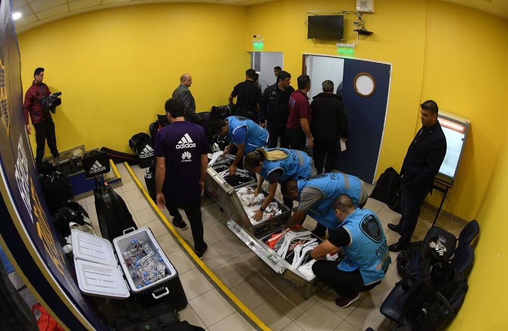 Inaudito: la Policía requisó el vestuario de River