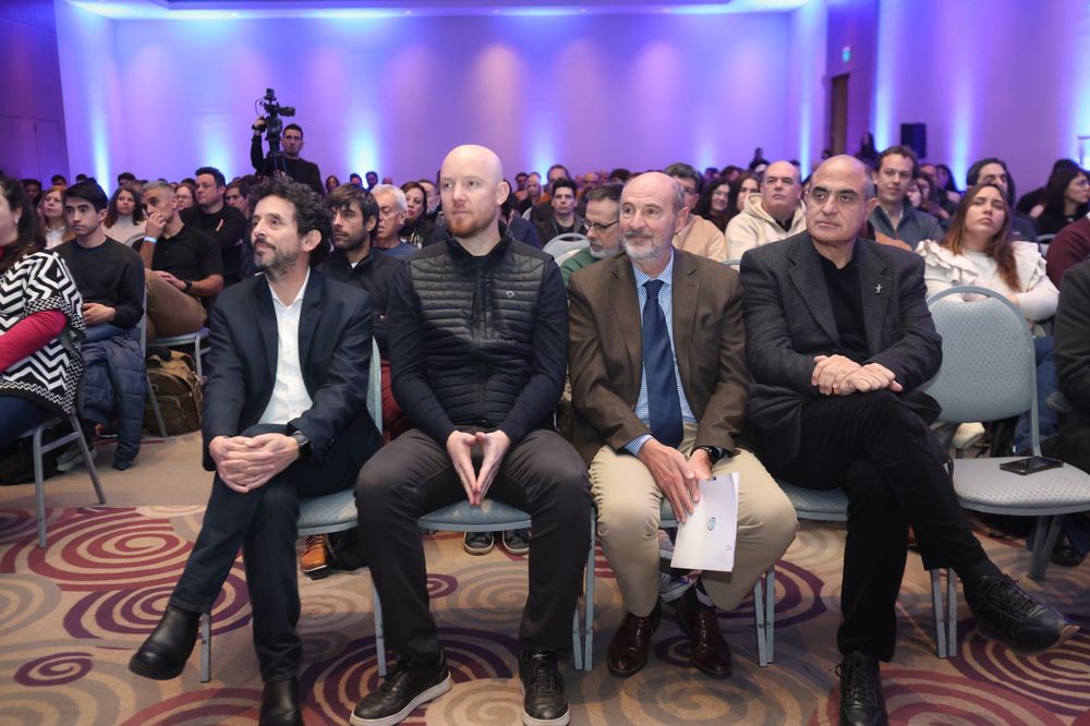 Pablo Dellazoppa, gerente general de Los Andes, Esteban Allasino, intendente de Lujan, Rodolfo Vargas Arizu, ministro de Producción y Mario Adaro, Ministro de la Suprema Corte de Justicia de Mendoza.