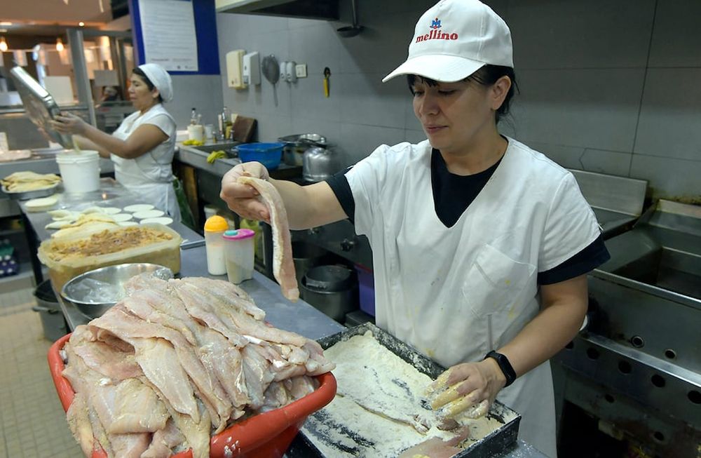 Uno de los productos estrella es el filet de merluza, que se mantiene a un precio relativamente razonable, alrededor de $6.000 el kilo.Foto: Orlando Pelichotti
