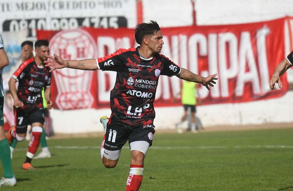 Fútbol Federal A, Huracán Las Heras vs. Estudiantes de San Luis en cancha de HuracánFestejos del gol de Huracán, combertido desde el punto penal en el primer tiempo.Foto: José Gutierrez / Los Andes