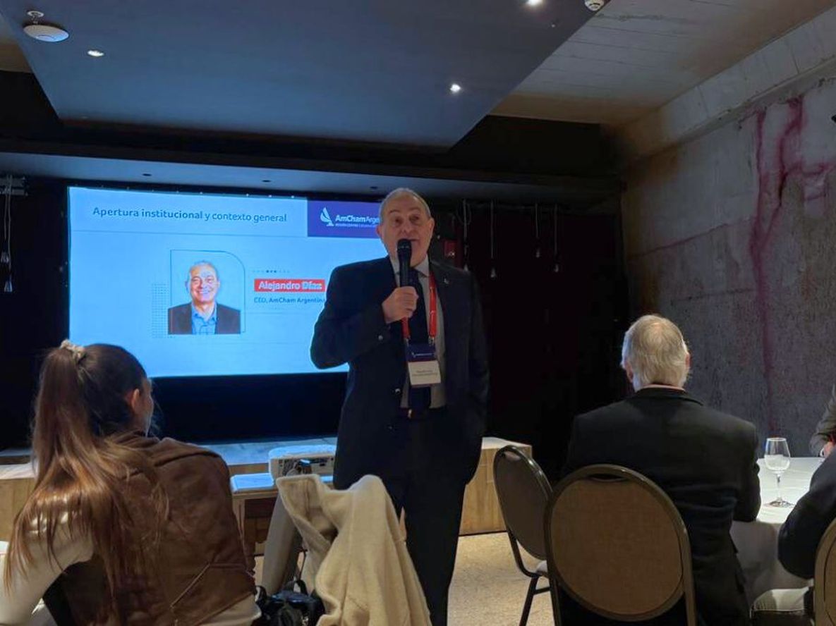 Alejandro Díaz, CEO de AmCham, encabezó la presentación de la nueva delegación en Mendoza y respondió inquietudes de empresarios locales.