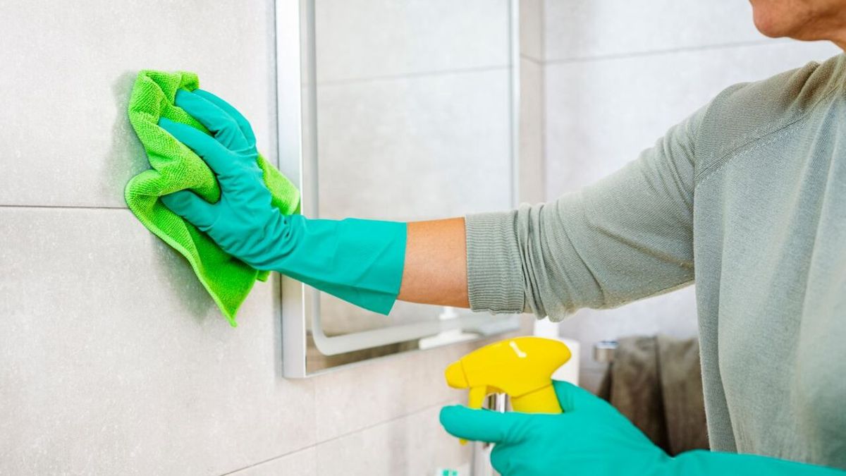 Pocos lo conocen: el truco de limpieza casero para dejar los azulejos como nuevos