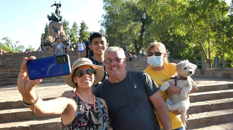 Los Andes | Turistas en Mendoza. En la foto la familia Méndez y Cáceres de Chaco, en el Cerro de la Gloria, junto a su mascota Luz. Ellos visitaron hace un año la provincia. | Foto: Orlando Pelichotti / Los Andes