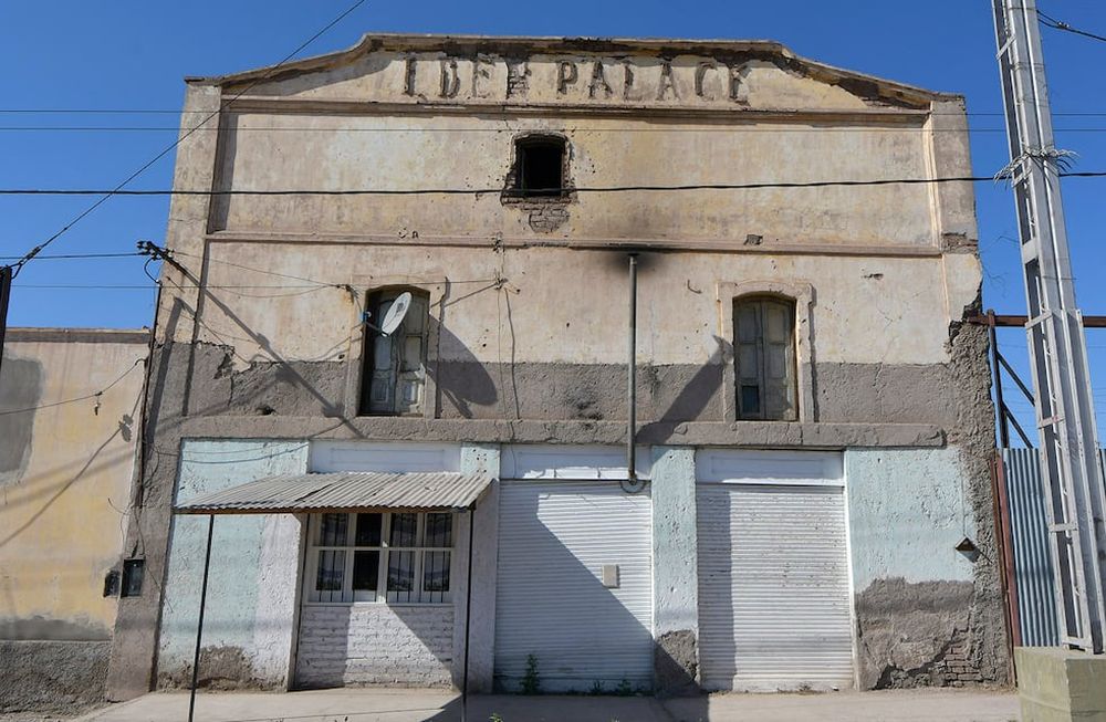 El cine Eden Palace tenía una capacidad de 400 butacas y un cine de verano o cine jardín. Actualmente, en el lugar funciona un taller mecánico. Foto: Orlando Pelichotti / Los Andes