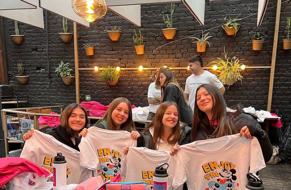 Quinceañeras a Disney: Rispoli entregó divertidos kits de viaje a las pasajeras