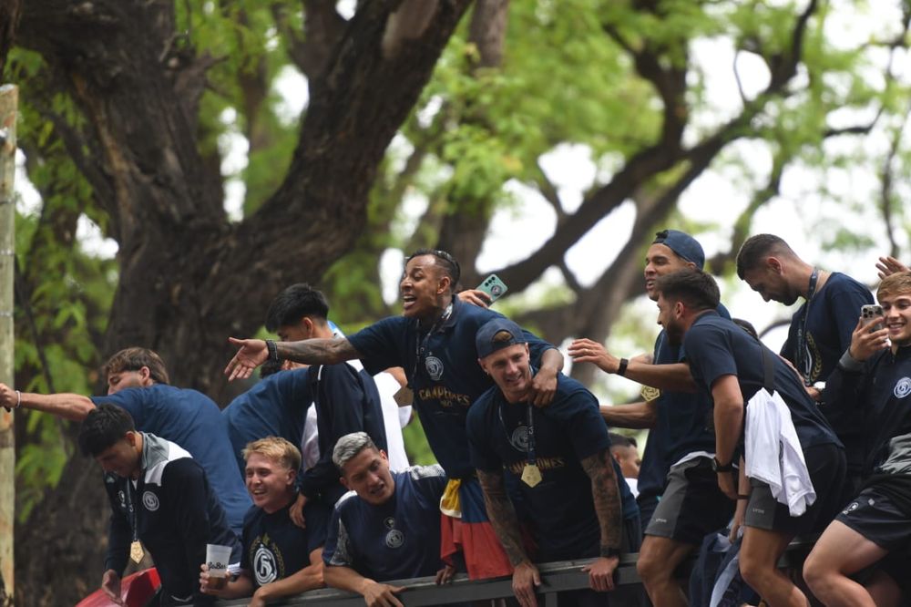 Caravana histórica para recibir al plantel de Independiente Rivadavia, campeón de la Copa Argentina 2025. La primera estrella para el fútbol de Mendoza a nivel Nacional. 