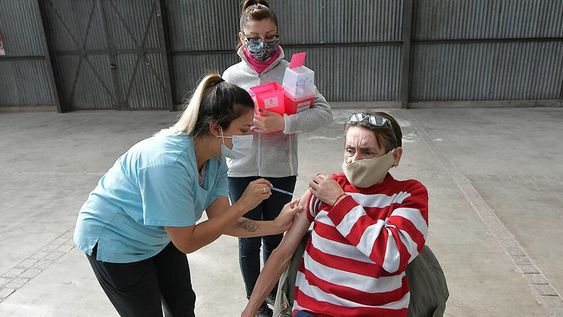 Fernando Lara a punto de recibir la vacuna contra el coronavirus, en las instalaciones del Parque Central. Foto: Orlando Pelichotti / Los Andes