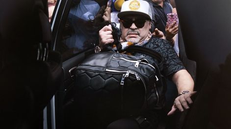Maradona y sus primeros problemas en México: futuros vecinos bloquearon su mudanza