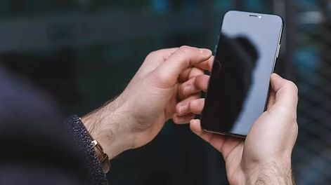 La pantalla puede ofrecer pistas: un ícono de batería indica que el teléfono está apagado pero recibe energía, mientras que una luz roja muestra batería descargada.