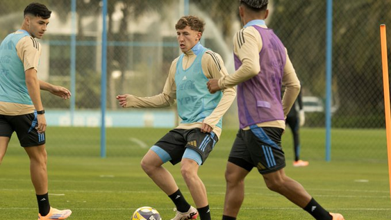 El jugador mendocino ya se encuentra en Chile, donde el domingo comenzará a disputar el Mundial junto a la Selección Argentina Sub20. Durante las prácticas estuvo entre los titulares.&nbsp;