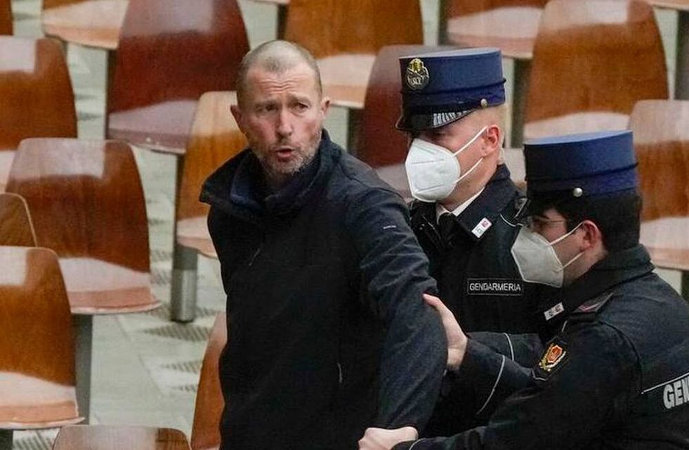 Un hombre interrumpió al Papa mientras daba su catequesis en el Vaticano. / Foto: AP