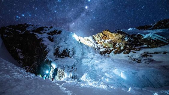 Cuando el día se va apagando, en los alrededores de Ushuaia se organizan distintos paseos que tienen como principal atractivo el disfrute del silencio andino y el atardecer, y la aparición de la Luna.