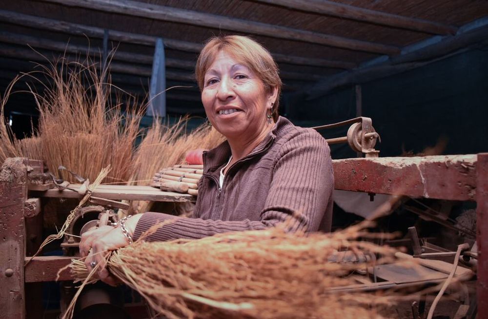 Patricia actualmente está al frente de la producción de escobas y otros elementos de limpieza tradicionales en la provincia. La ayudan su hija y una amiga. / Mariana Villa