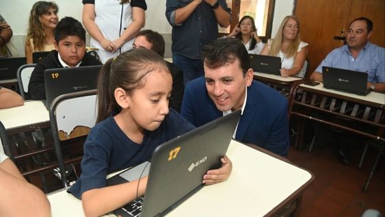 García Zalazar y Thomas entregaron 258 netbooks a 7 escuelas de Godoy Cruz
