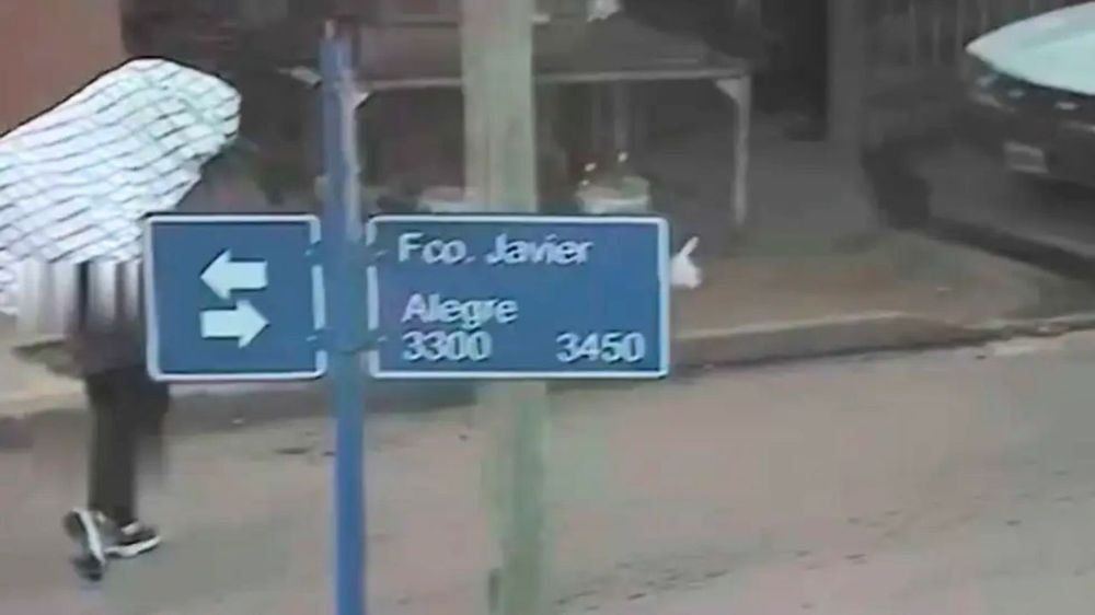 Robó un televisor en Córdoba, lo camufló con una sábana y escapó caminando.