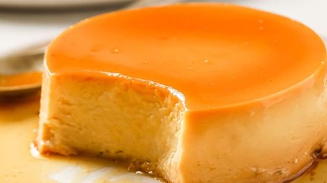 Este flan puede resultar atractivo para quienes buscan reducir el consumo de carbohidratos y evitar el azúcar en sus postres.
