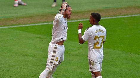 Sergio Ramos festeja el gol del triunfo junto a Rodrygo. / AFP