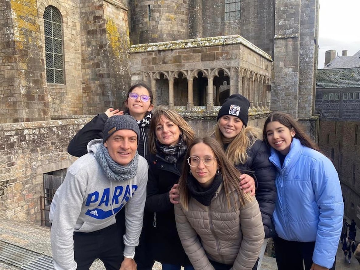 Comitiva de la escuela José Vicente Zapata en Francia.