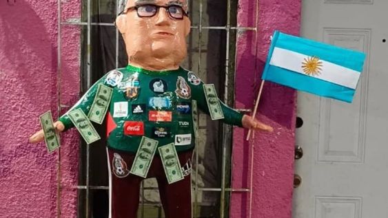 La piñata, además de lucir una camiseta de la Selección Mexicana, tiene dólares de utilería adheridos y una bandera Argentina en su mano izquierda. Foto: Facebook Piñatería Ramirez.