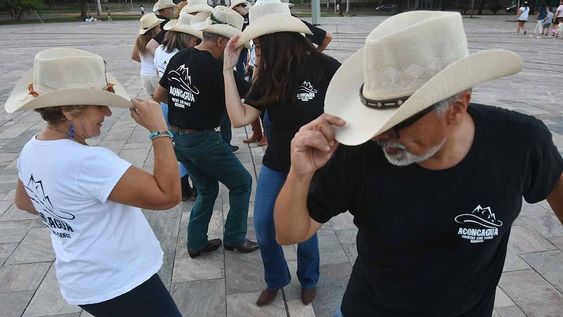 Un grupo de personas baila música country, se reunen cada semana y aseguran que es bueno para la salud ya que requiere estado físico, memoria y concentración para la práctica de este baileFoto: José Gutierrez / Los Andes
