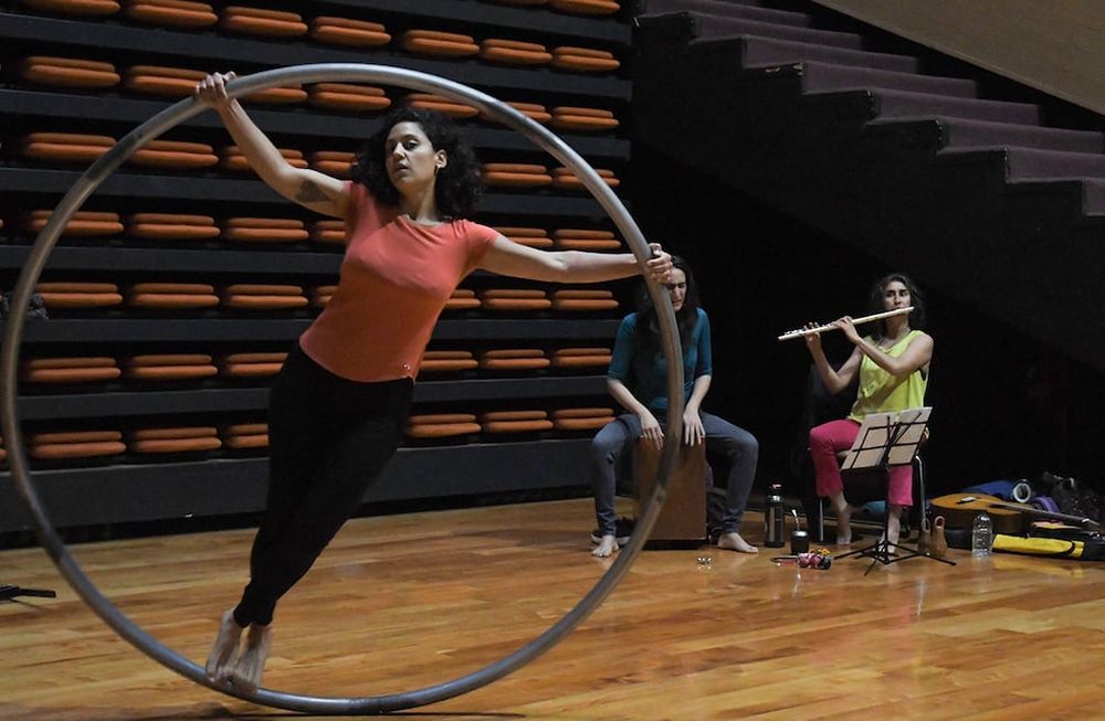 Ensayo de la obra de teatro Claroscuro escrita y protagonizada por Carla Masignani, la artista que deslumbró en Got Talent. Foto: Marcelo Rolland / Los Andes
