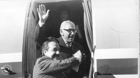 El Presidente de la Nación (1983-1989) Raúl Alfonsín con el gobernador Santiago Felipe Llaver. Archivo Los Andes.