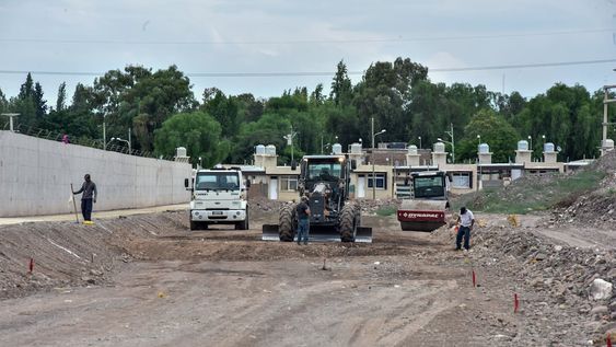 Dos municipios salen a la búsqueda de préstamos para obras. Foto: relevamiento de obras realizadas en calle Dr. Cicchitti, entre el canal Papagayos y Regalado Olguín. Prensa Gobierno de Mendoza.
