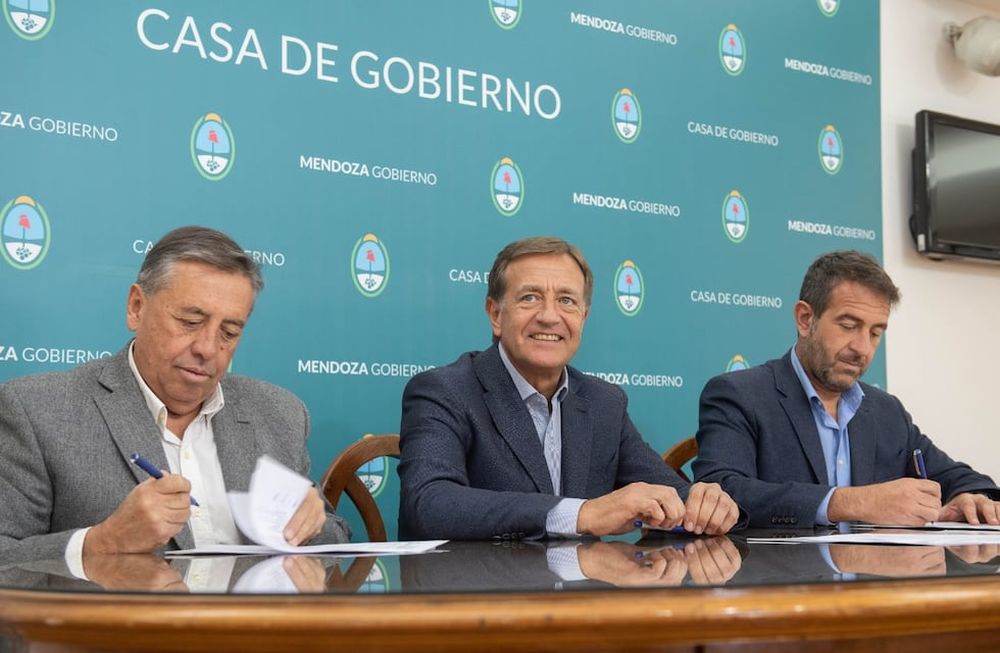 El gobernador Rodolfo Suárez junto al superintendente general de Irrigación, Sergio Marinelli, y el ministro de Infraestructura, Mario Isgró. Foto: Prensa Mendoza