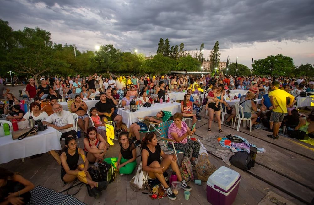 Este 12 y 13 de febrero desde las 20.30, vecinos, mendocinos y turistas podrán celebrar esta fecha en la plaza del Reloj del Parque Central.