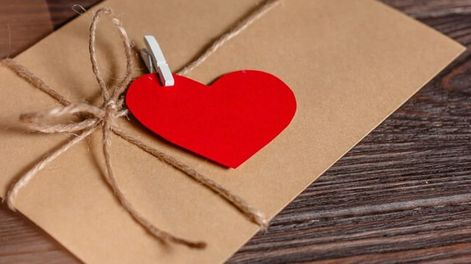 Una carta con un poema de amor puede ser el mejor regalo en el día de los enamorados o de San Valentín.
