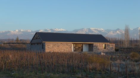 una finca de diseno preciso y silencioso que celebra la sencillez del paisaje