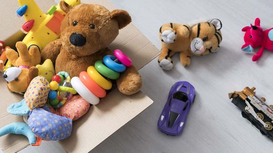 Con pocos pasos podrás reciclar los juguetes viejos y rotos de tu hijo para hacer un adorno de pared.