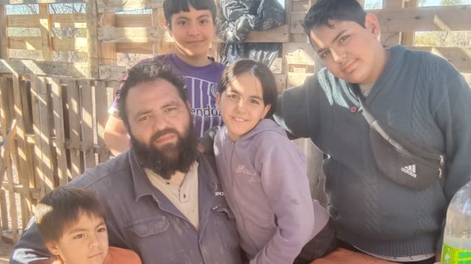 Hogar, dulce hogar: familia desalojada de tierras de Abel Pintos no deja de recibir ayuda para su nueva casa. Foto: Gentileza