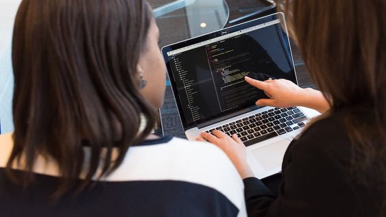 La herramienta mejora el desempeño de tareas y el manejo de herramientas informáticas en una sola nube, y la capacitación apunta a generar mayores oportunidades de inserción en el mercado laboral.