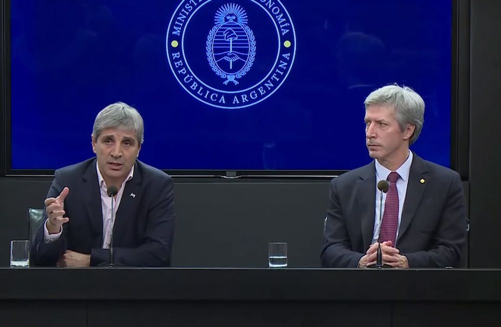 El ministro de Economía, Luis Caputo, y el titular del Banco Central, Santiago Bausili, ofrecen una conferencia de prensa en el microcine del Palacio de Hacienda. Foto NA: CAPTURA DE VIDEO