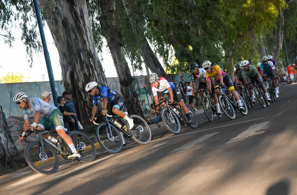 El giro más emblemático del ciclismo argentino comenzó a rodar en la rutas mendocinas. Royner Navarro se quedó con la malla líder.&nbsp;